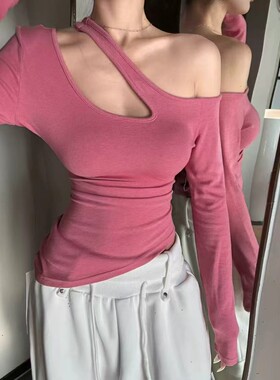 张ROOM春季2026新款纯欲斜肩镂空女修身显瘦设计感性感上衣打底衫