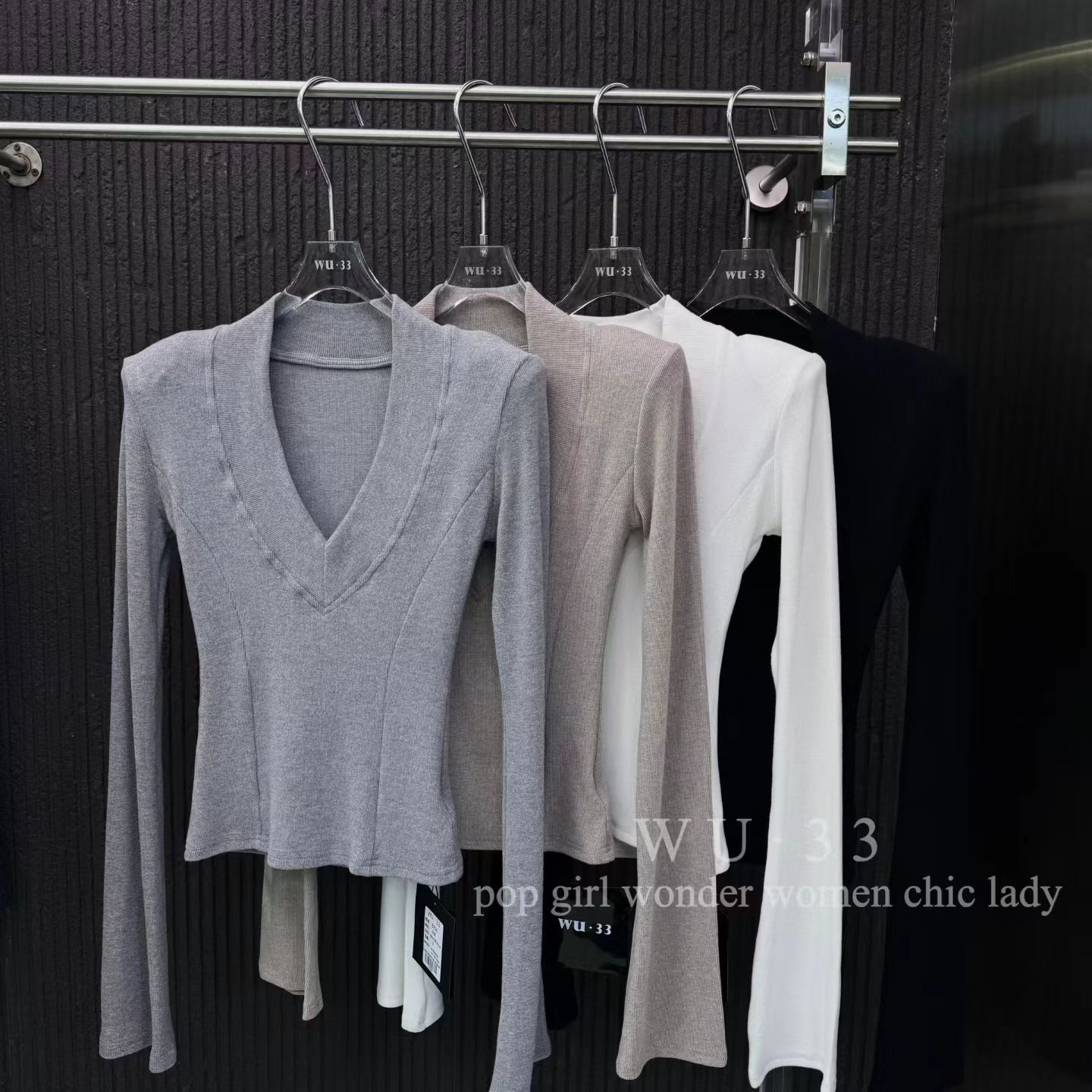 WU33秋冬2025新款韩版v领喇叭袖修身显瘦莫斯羊绒垫肩打底衫上衣