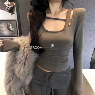 打底衫 辣妹加绒上衣抽褶收腰修身 设计感镂空U领长袖 张ROOM冬新款