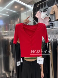 上衣2023新款 wu33夏季 新款 V领洋气短款 紧身显瘦垫肩T恤 单排扣短袖