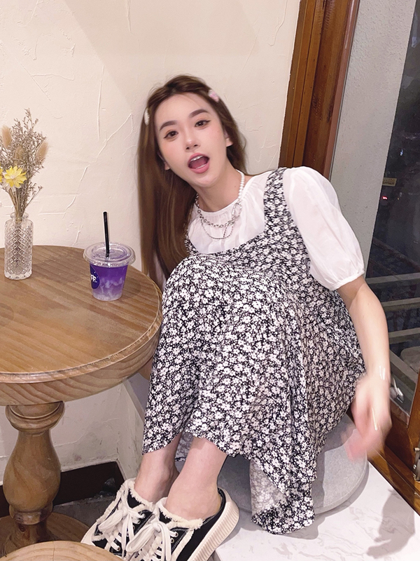 Real price ~ 2021 new pure white base top + age reduction floral waist strap skirt 2-piece set