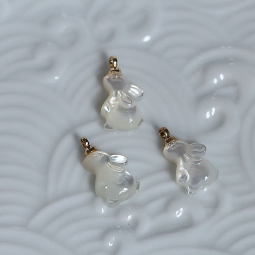 花影梦白蝶贝立体兔子吊坠