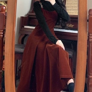 胖妹妹显瘦套装连衣裙女秋冬大码复古港风丝绒红色吊带裙两件套装