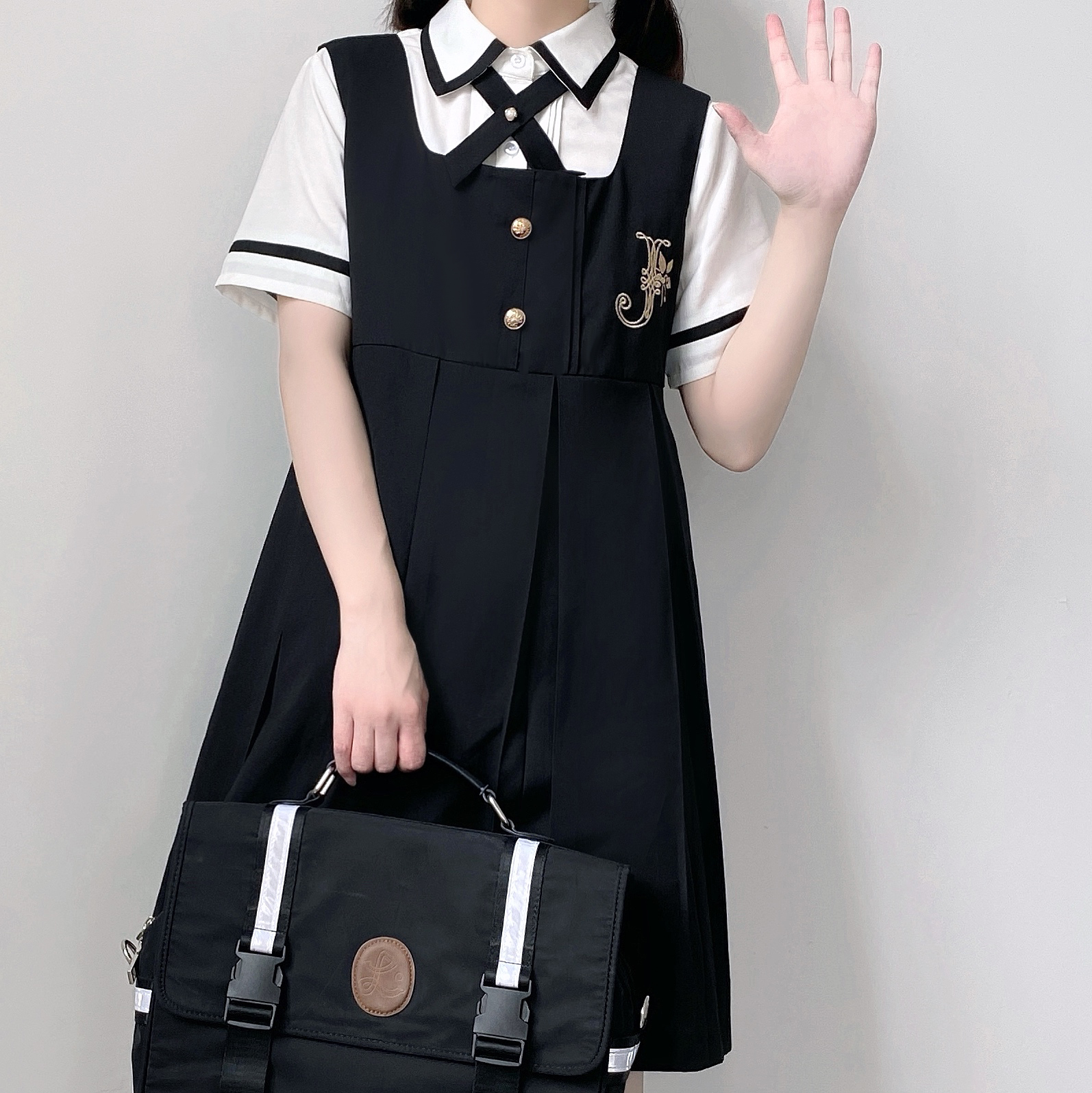 TR纯色可爱减龄背心裙