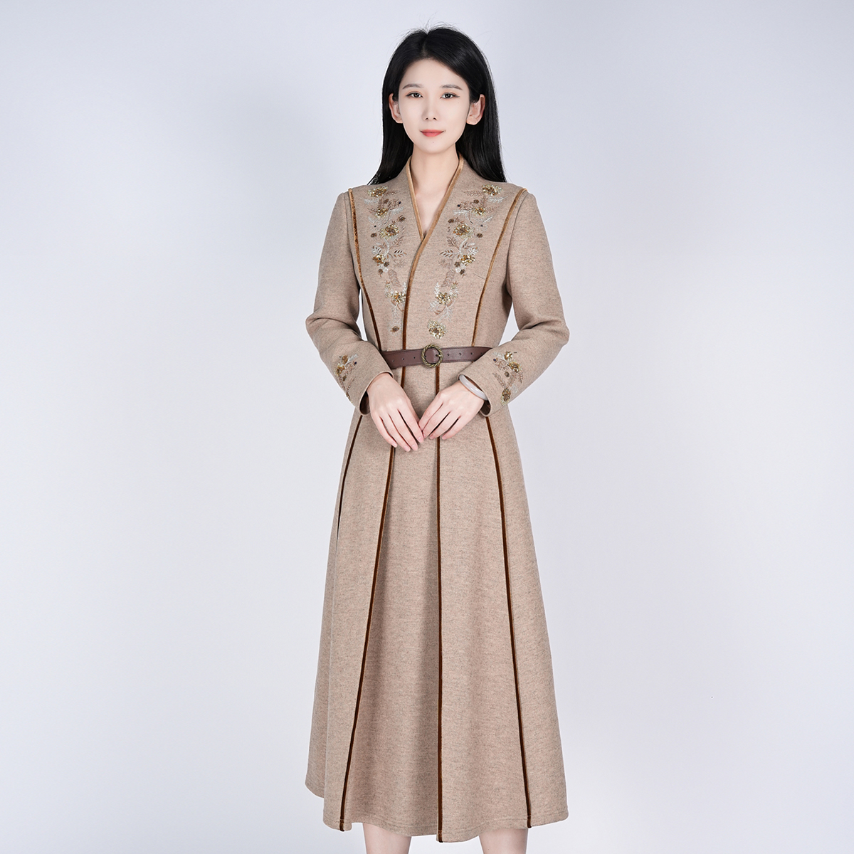 浒城古娘新款羊毛刺绣气质通勤长款新中式国风战袍连衣裙女款春秋