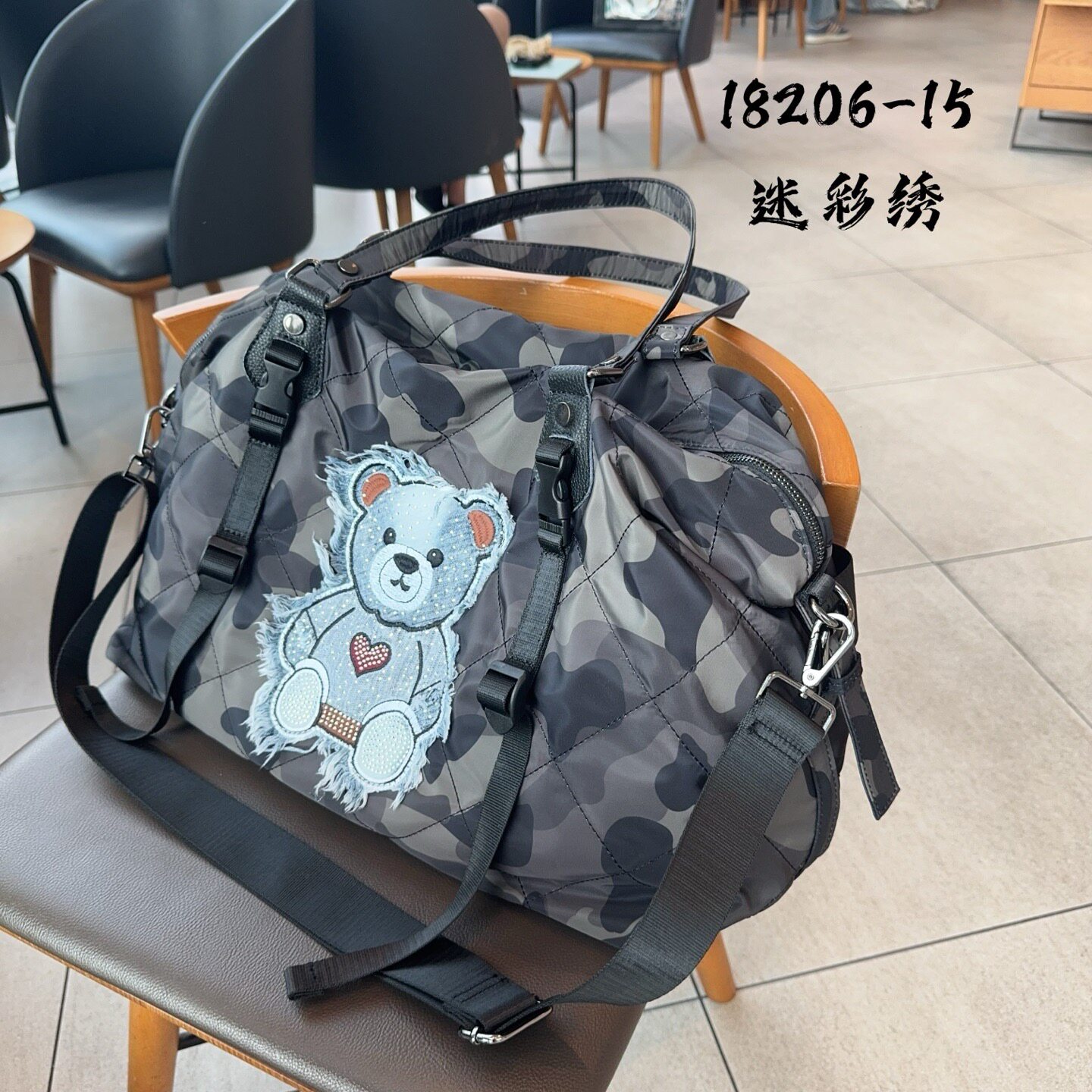 网红爆款迷彩小熊包女2026新款菱格绣线手提包休闲旅行大容量大包