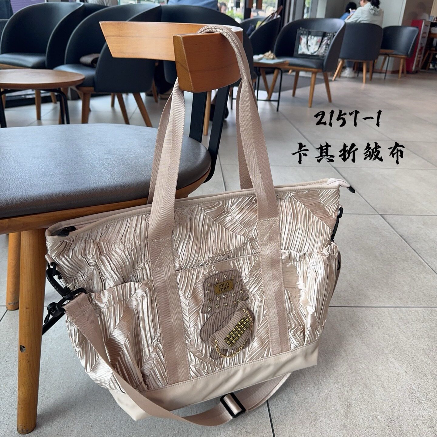 2026新款褶皱布托特包女大容量卡通徽章手提单肩斜挎包休闲通勤包