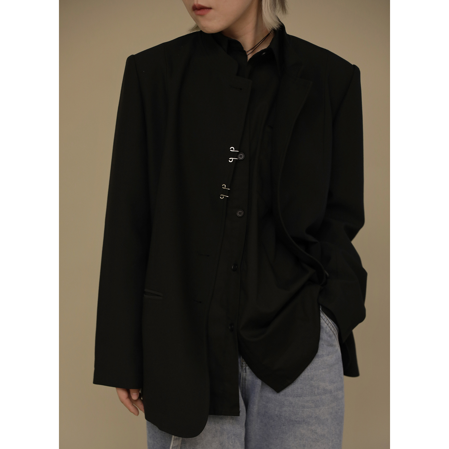 帅气质感金属扣小立领中式西装