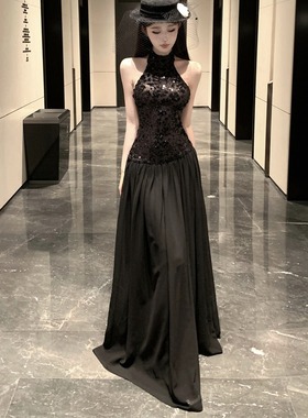 暗夜缪斯黑色亮片连衣裙2025秋季女士高级感挂脖无袖露背礼服长裙