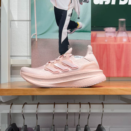 阿迪达斯防滑缓震跑步鞋