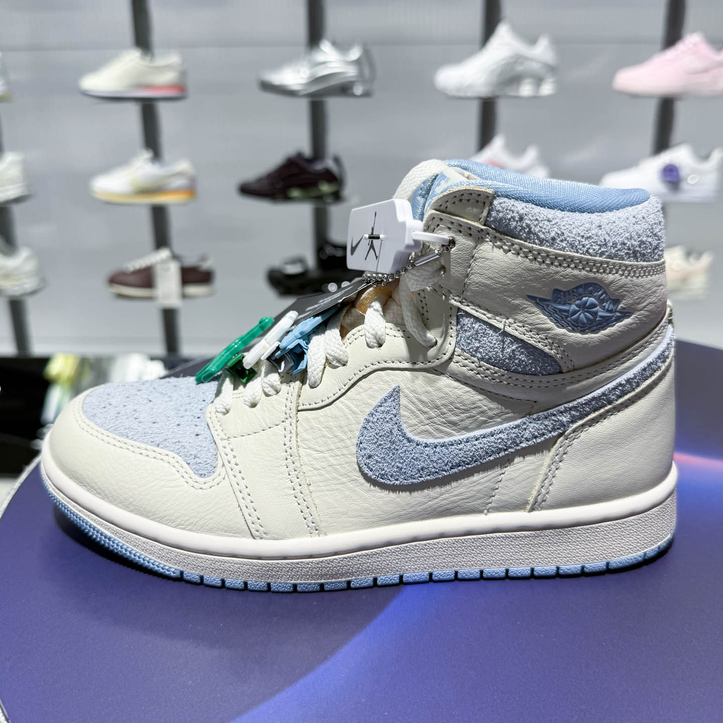 NIKE耐克女鞋高帮AJ1复刻休闲鞋舒适平底缓震运动球鞋 FD2596-102