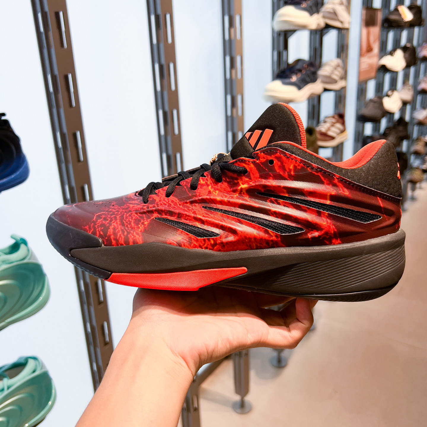 Adidas阿迪达斯男女鞋2026年冬款缓震回弹团队款实战篮球鞋LA6317