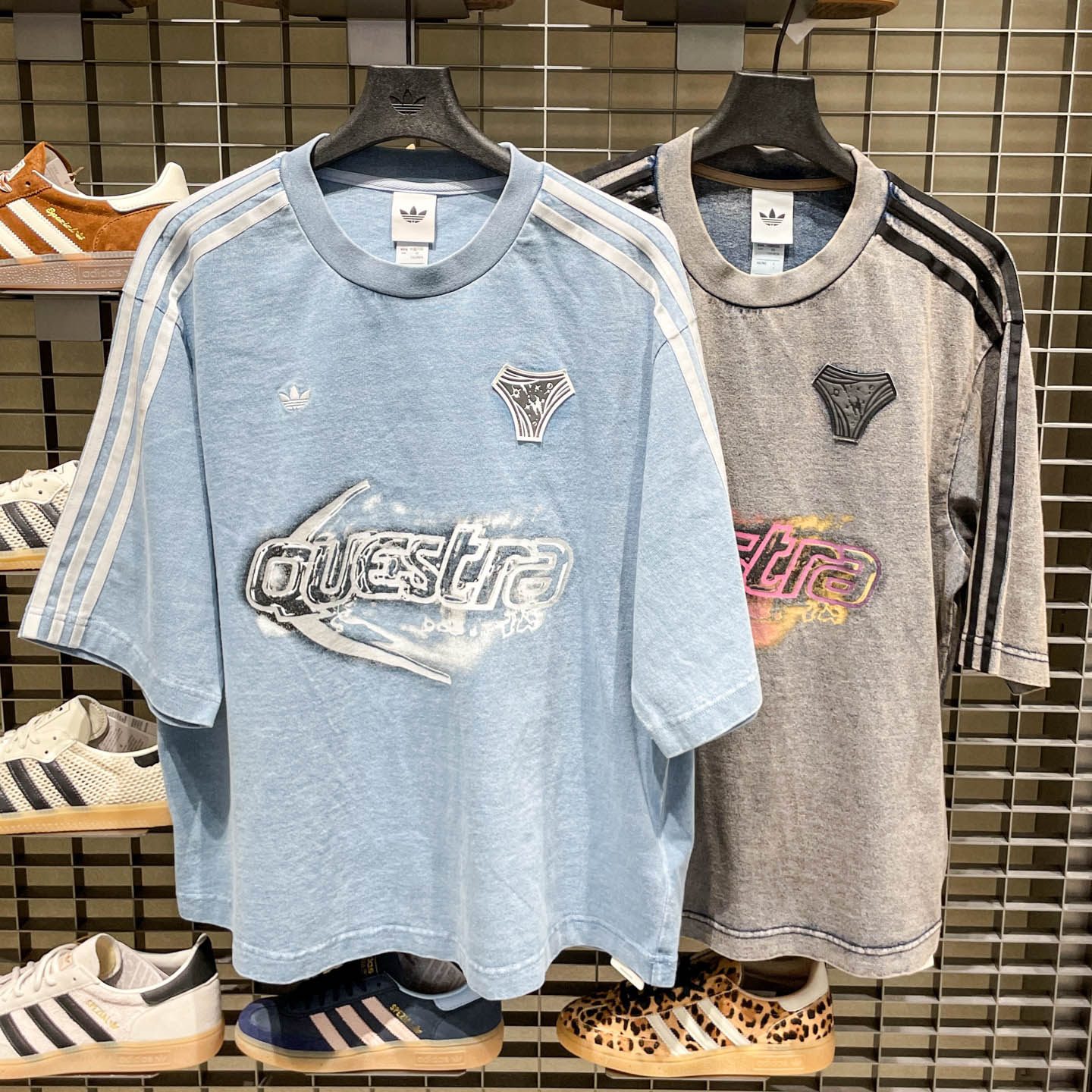 adidas阿迪达斯三叶草棉质牛仔布大号半袖丝印图案短袖T恤 KZ5011