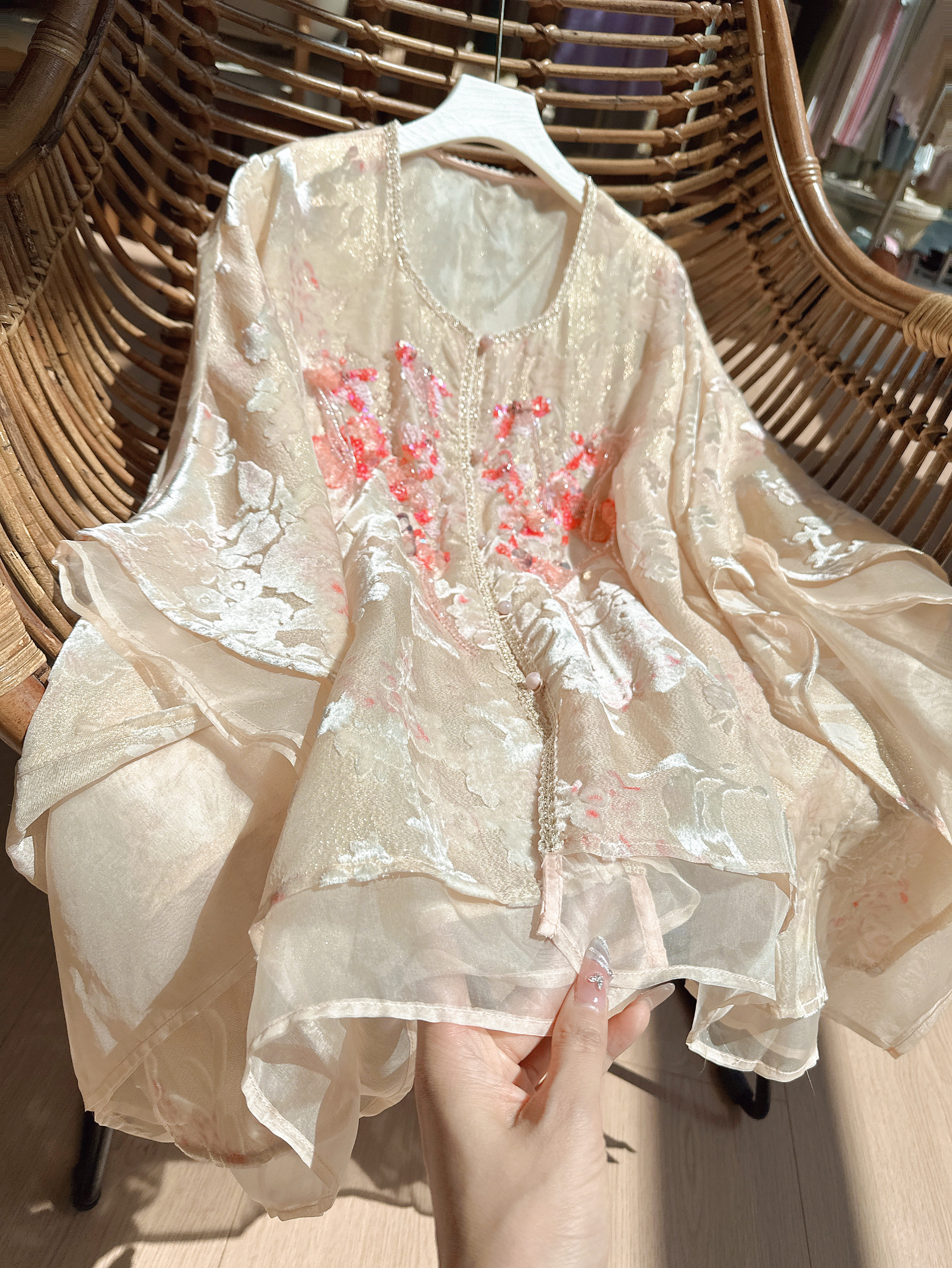 浅杏桃粉新中式套装真丝植绒提花仙气飞袖开衫+垂感阔腿裤披肩