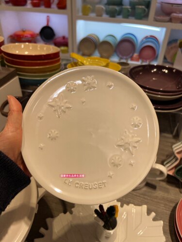 le creuset酷彩 圣诞系列19cm圆形盘子平盘 星星版 自然粉珍珠白