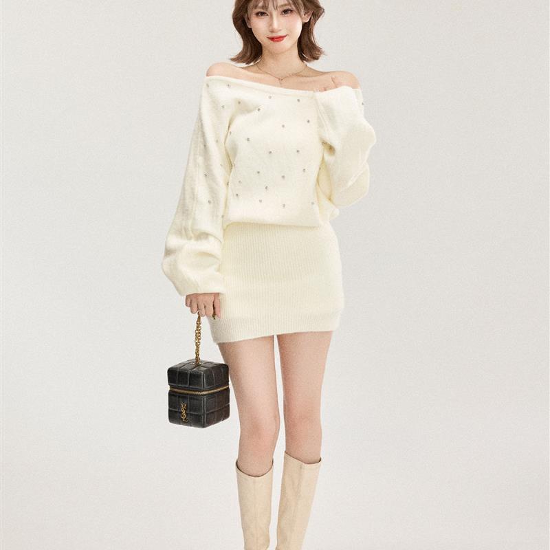 白色一字肩长袖连衣裙女秋冬装法式高级感烫钻针织包臀显瘦短裙子