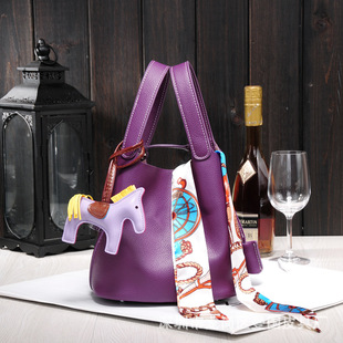 奢侈大牌同款配小马软牛皮真皮百搭水桶女包荔枝纹手拎手提菜蓝包