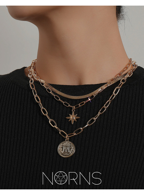 高领毛衣多层圆形头像星芒蛇骨链