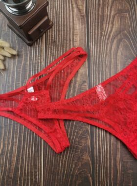 S-XL欧美性感蕾丝丁字裤女薄款镂空低腰内裤透明t裤本命年红色