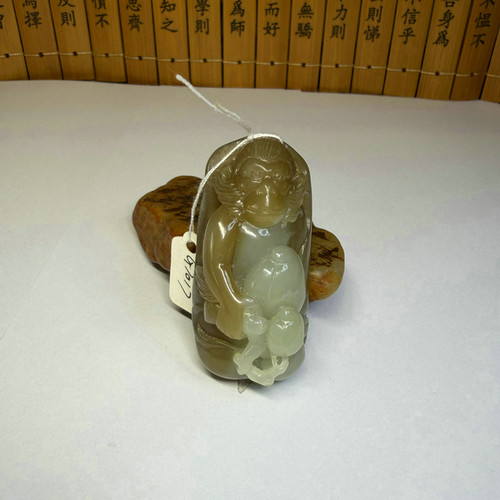 天然和田玉属相猴巧雕吊坠