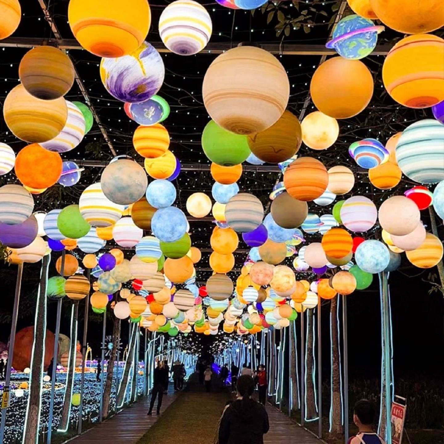 太空月球吊灯圆球星空灯行星店铺悬挂流浪星球灯户外挂树上装饰灯