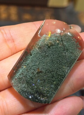 天然绿幽灵聚宝盆无事牌，晶体干净尺寸大约45.2-26.8-12mm重28克