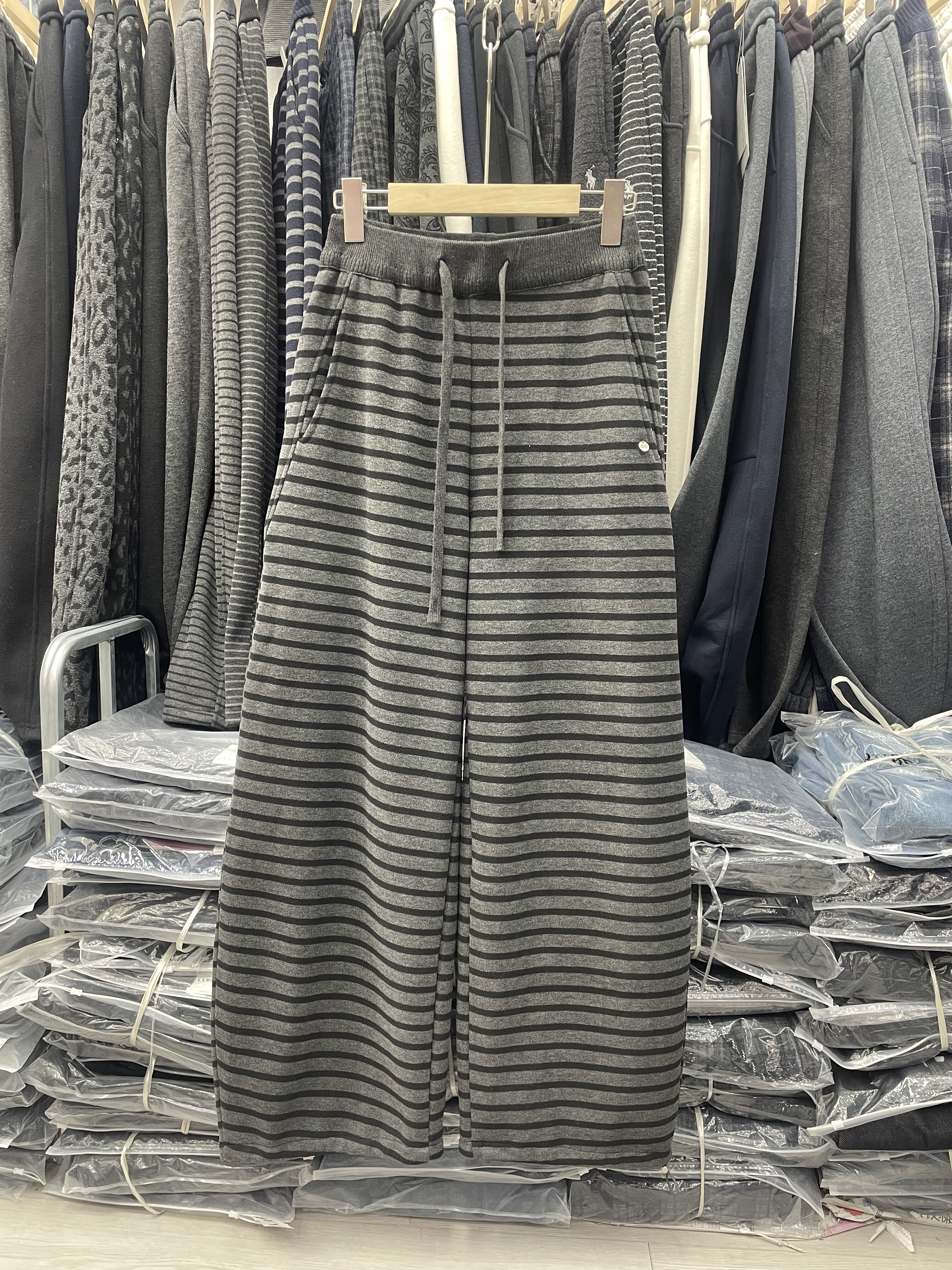 蒂娜尚品加绒条纹卫裤女冬季裤脚抽绳弯刀阔腿裤遮胯显瘦休闲裤