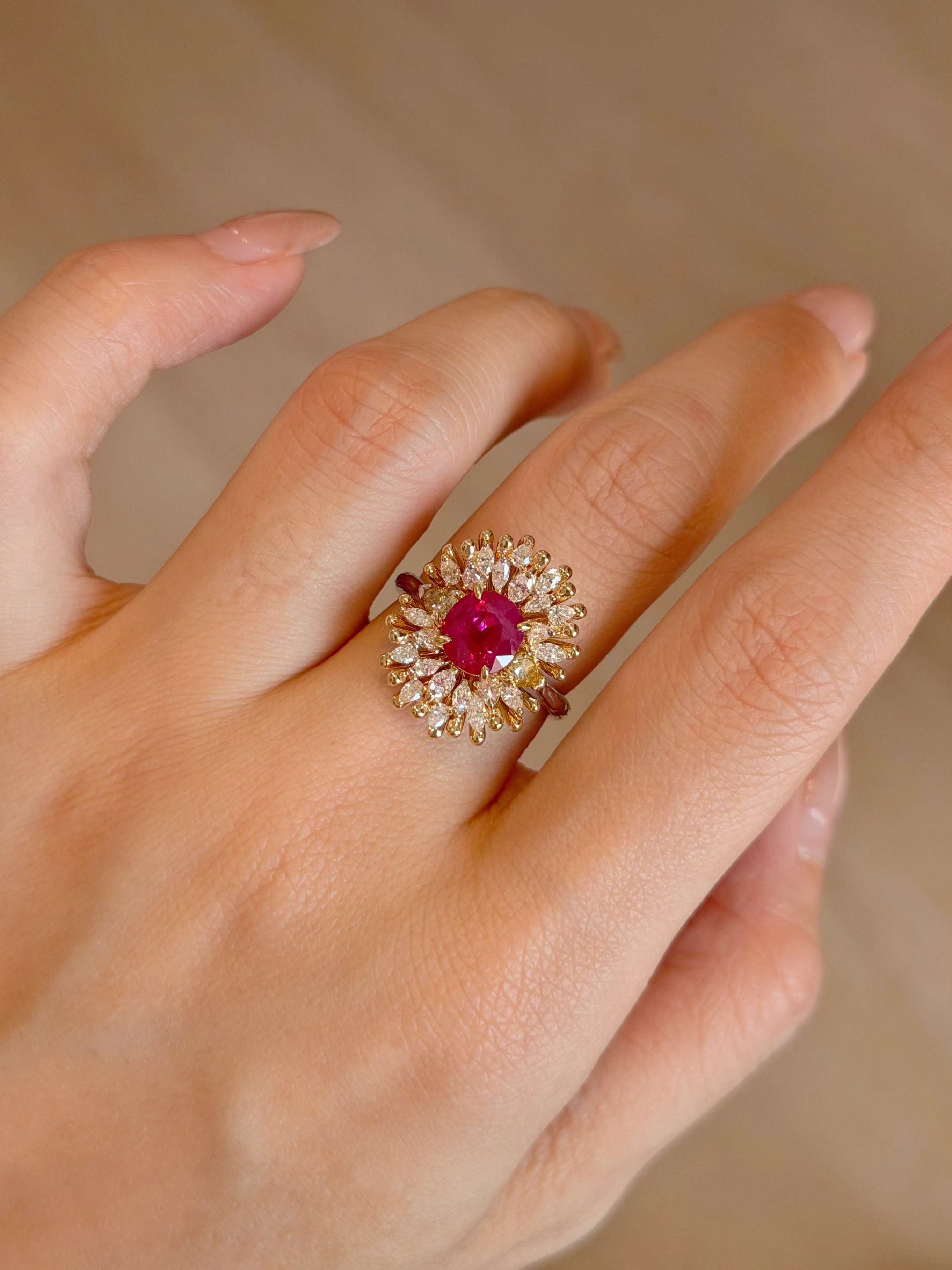 缅甸鸽血红宝石2.1ct戒指！18k金，天然黄钻+天然白钻配AIGS证书