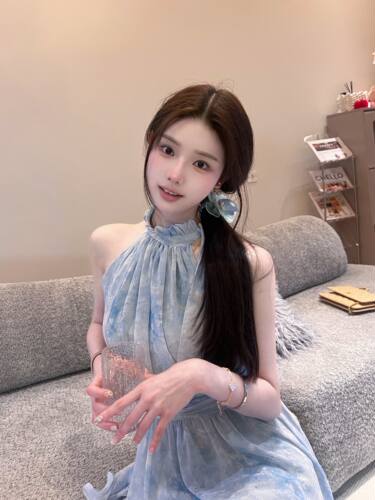 少女花色收腰挂脖连衣裙