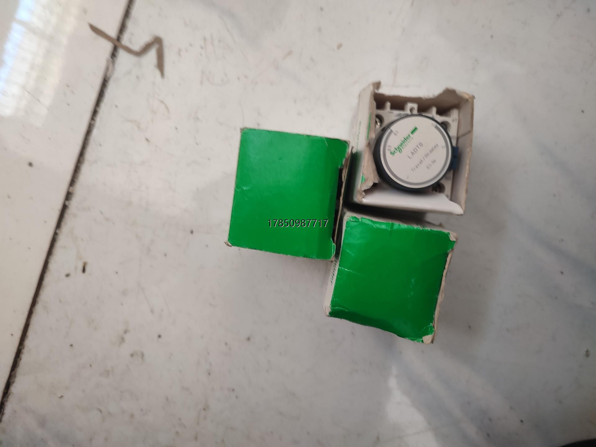 议价询价施耐德LADT0辅助触点三个如图所示盒子有些破旧议价询价