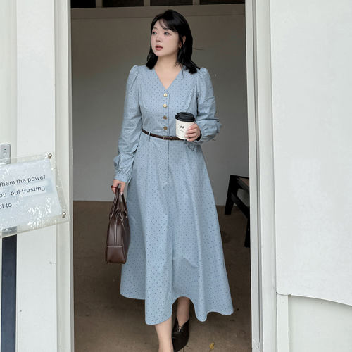 胖mmV领高级感收腰显瘦连衣裙
