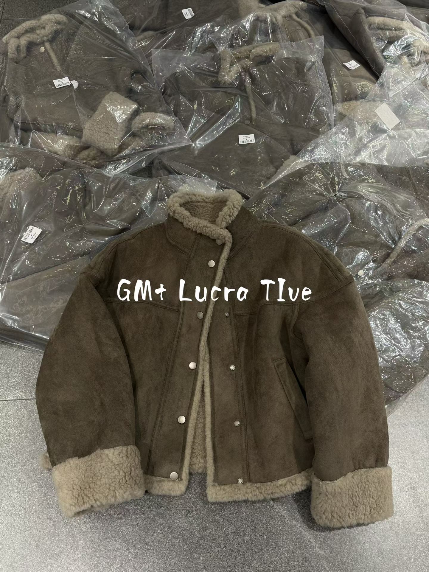 欧洲站2025冬季新款欧货复古翻领单排扣皮毛一体时尚短外套女