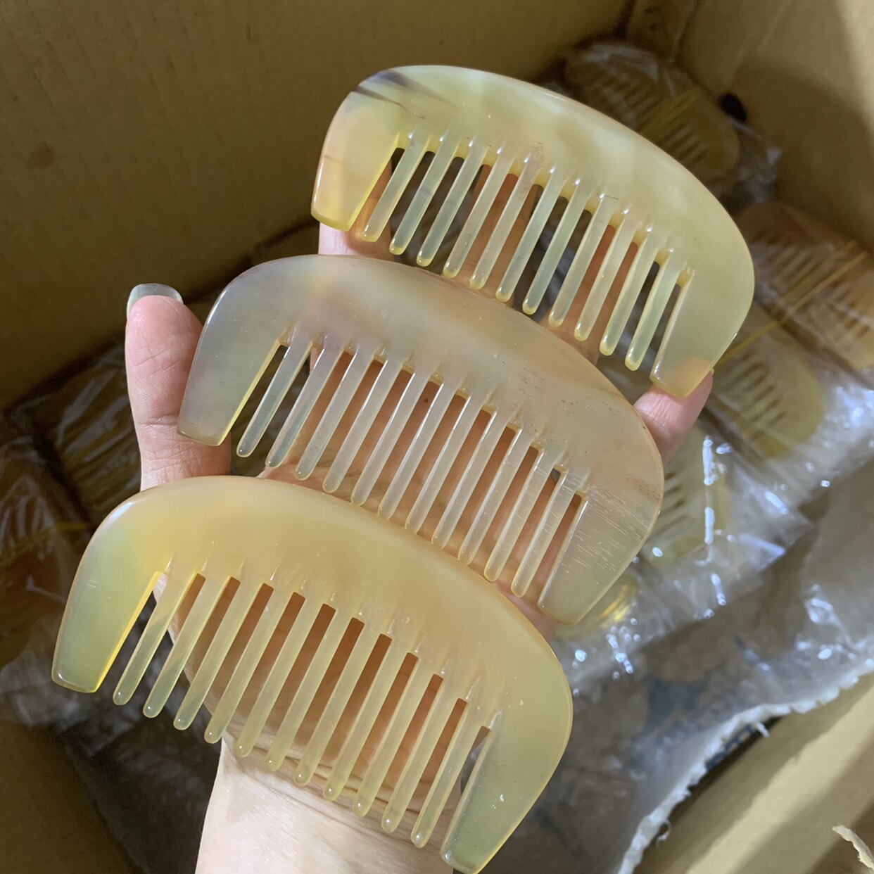 天然纯正白山羊角无柄梳子防静电包包梳按摩头部经络精品加厚送礼