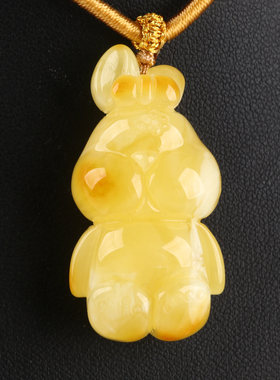 欧说珠宝7.48克原矿鸡油黄立体巧雕可爱兔子蜜蜡吊坠项链男女礼物