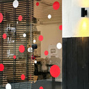 以经典 将玻璃橱窗在春节焕然一新 红白配色波点贴纸点缀新年气氛