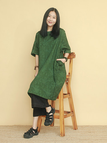 姜欢设计艺术系夏款棉麻暗花宽松款插肩袖廓形显瘦连衣裙暗绿-封面