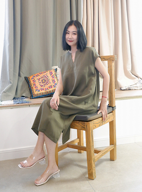 姜欢设计 夏季军绿色天丝麻V领插肩袖垂感宽松舒爽连衣裙