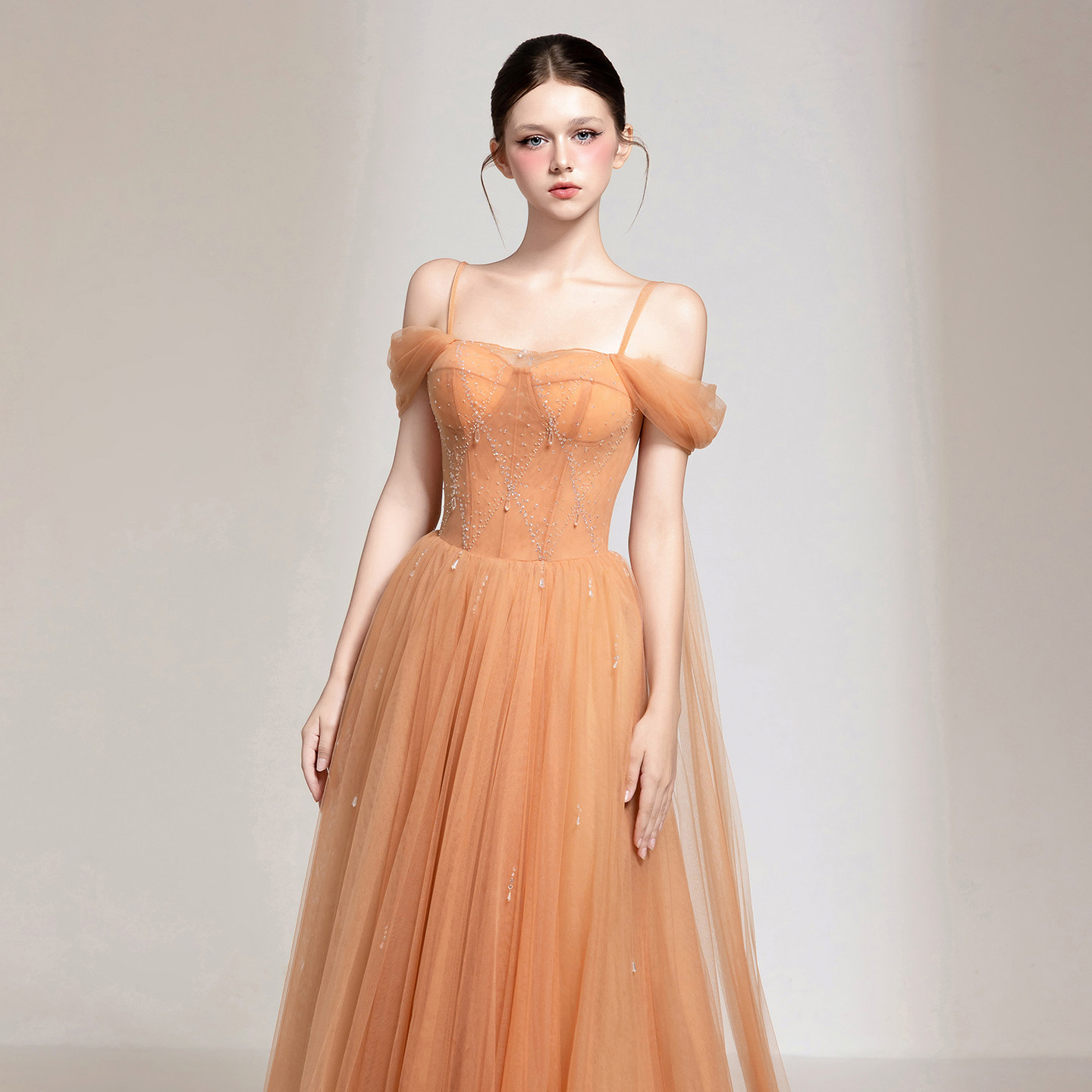 越南小众品牌CHOU PHAN 2025年秋季新款活力橙色满天星抹胸裙