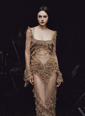 越南品牌LA VIERGE 2025年冬季新款性感大方领蕾丝包臀裙