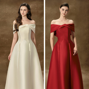 越南小众DELICATE 2026冬季新款光泽感缎面压褶一字肩高腰长裙