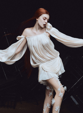 越南品牌LA VIERGE 2025年冬季新款细腻柔软杏色缎面度假裙