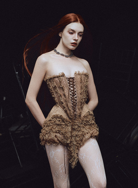 越南品牌LA VIERGE 2025年冬季新款浓郁复古蕾丝咖色绑带抹胸裙