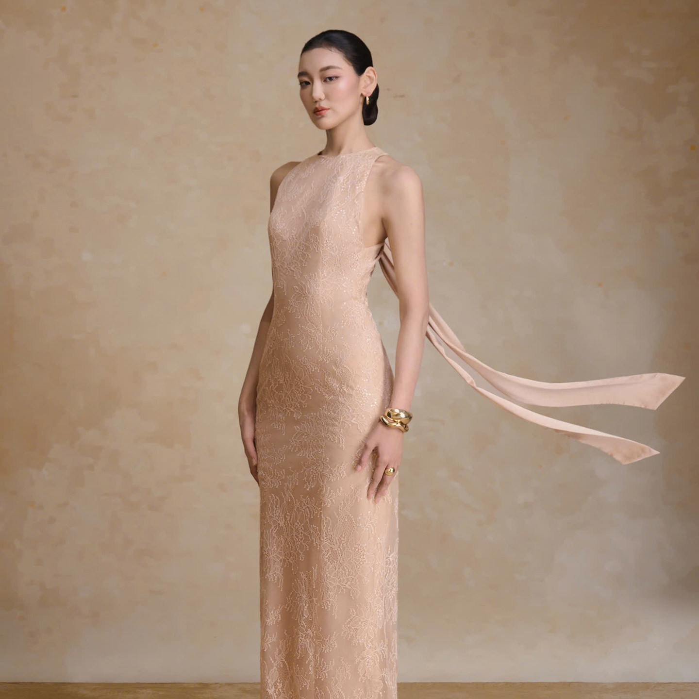 越南小众品牌ARTI 2025年春季新款意式东方温婉粉色长裙