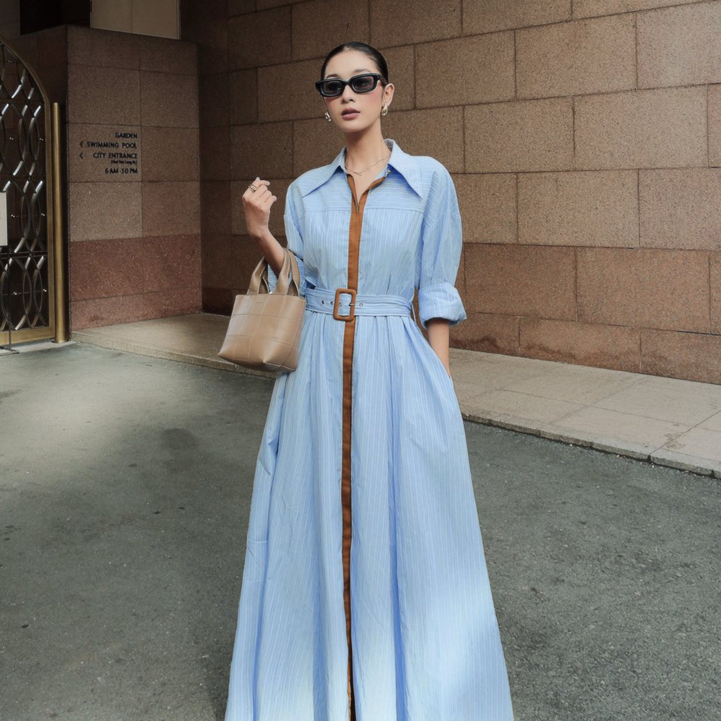 越南品牌JENNIE CHOO 2025年春季新款清新蓝色腰带西装领连衣裙
