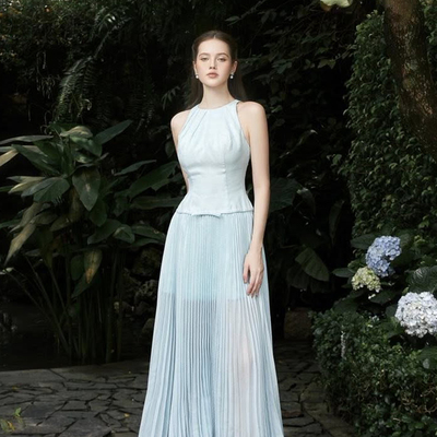 越南小众DARLING DIVA 2025年秋季新款蓝色缎面百褶长裙