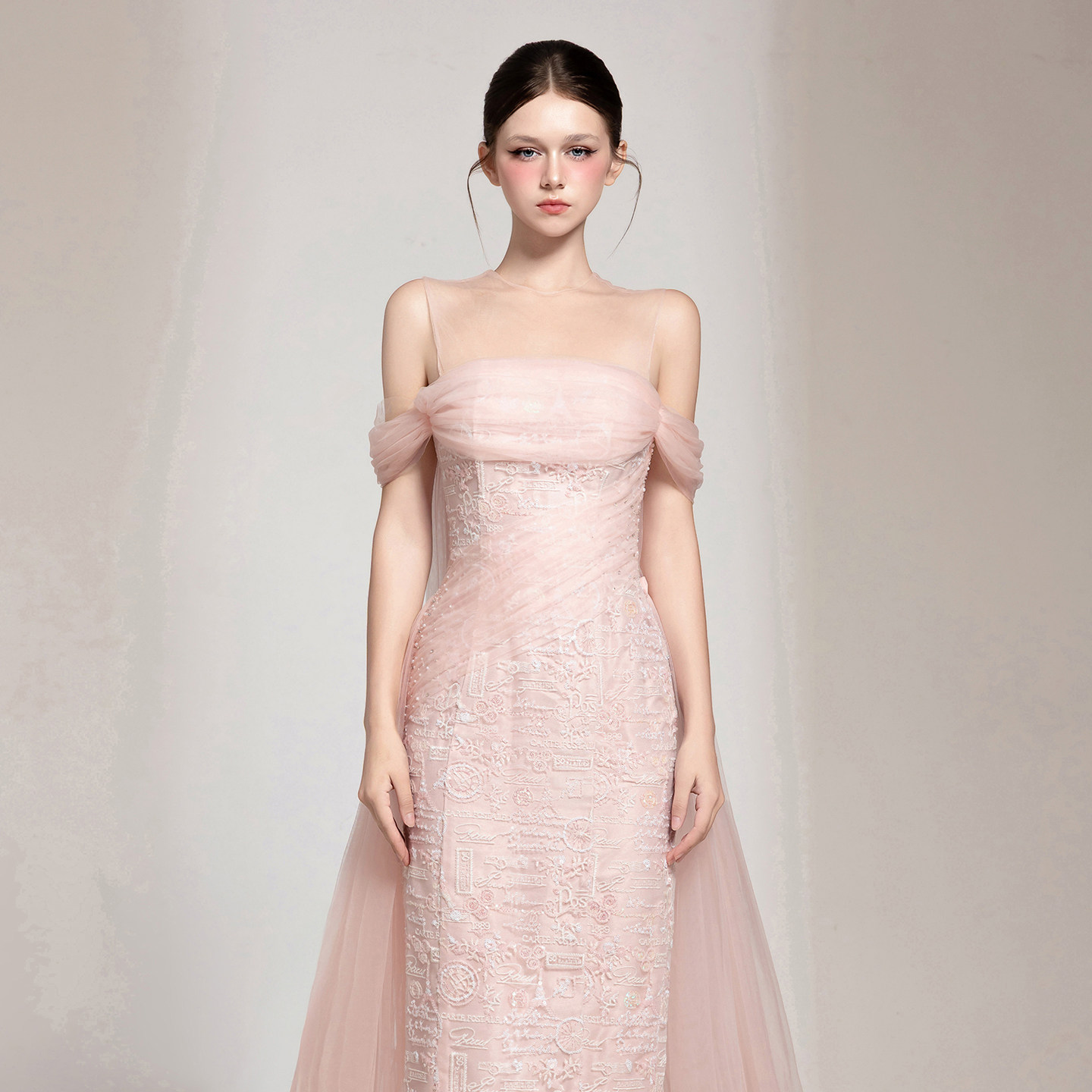 越南小众品牌CHOU PHAN 2025年秋季新款立体樱花粉薄纱连衣裙