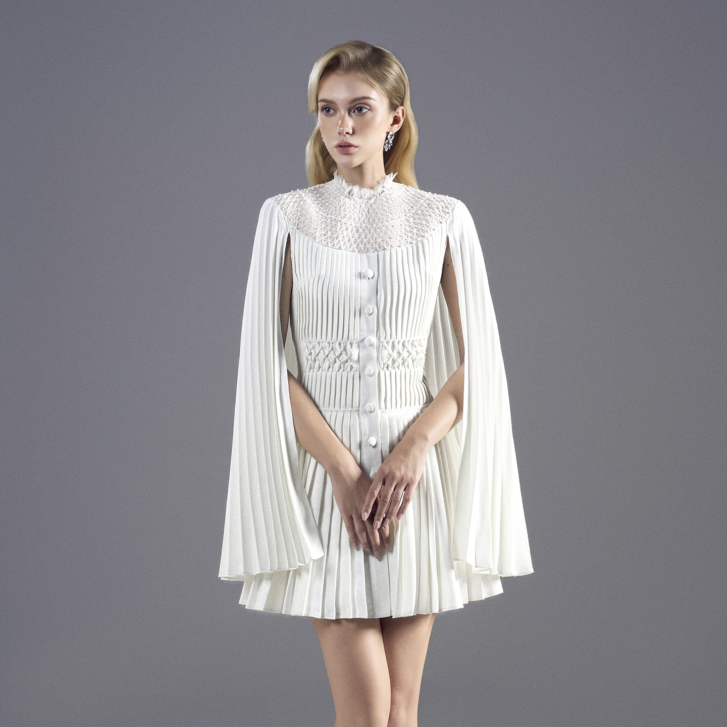 越南小众品牌RMT 2025年冬季新款法式纯白爱恋小立领风琴褶连衣裙