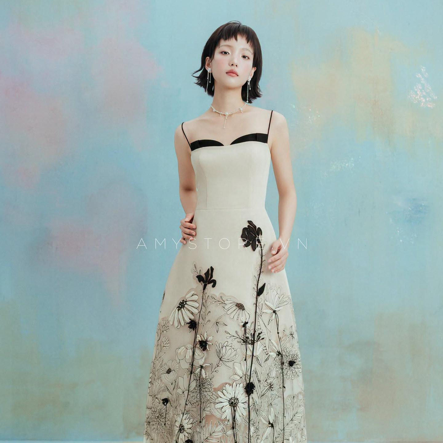 越南小众品牌AMY 2026年秋季新款暮野向日葵抹胸吊带刺绣长裙