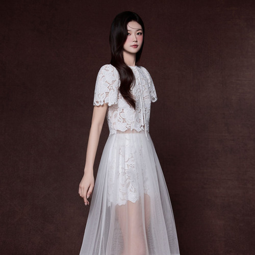 越南小众RAFFINE 2025年秋季新款高级端庄白色蕾丝高腰套装