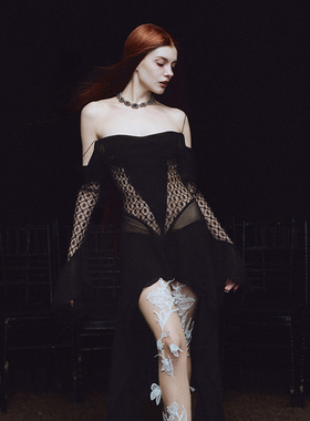 越南品牌LA VIERGE 2025年冬季新款时尚黑色镂空一字肩吊带裙